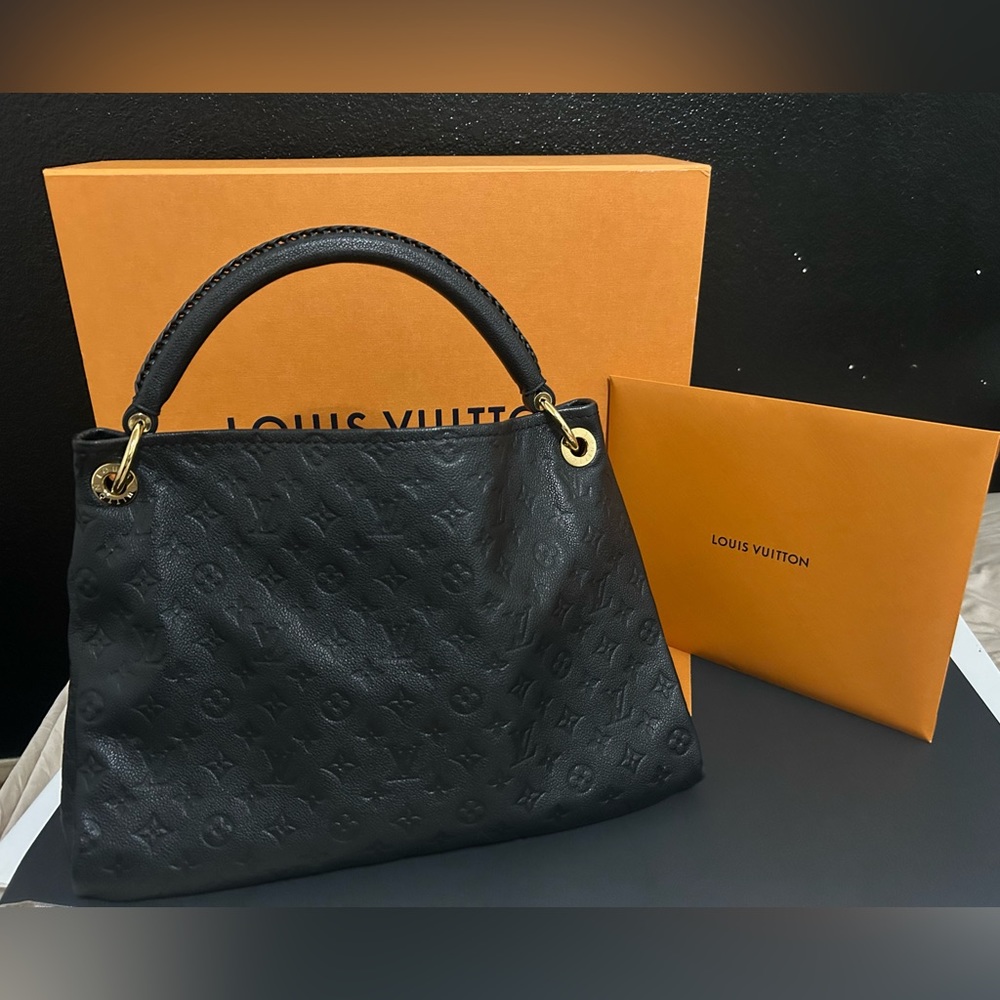 Louis Vuitton black leather bag - Picture 1 of 1